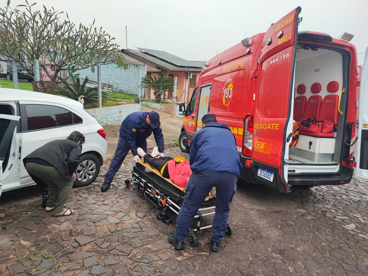 Carro colide contra árvore no Lago Azul