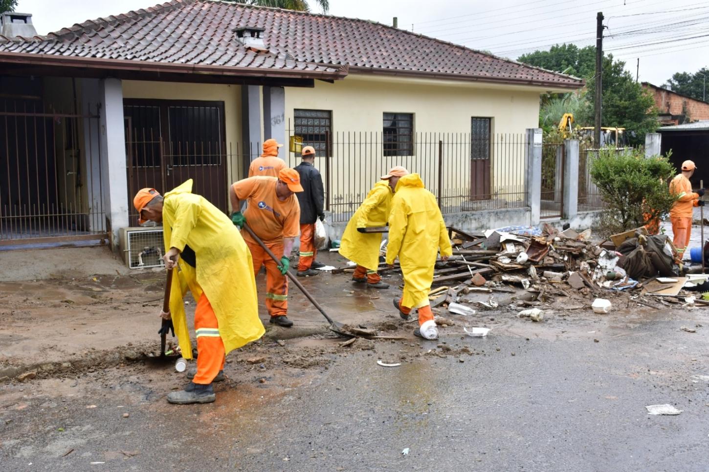 NH: limpeza dos bairros atingidos pela enchente mobiliza equipes