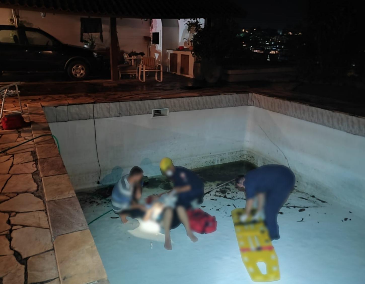 Bombeiros socorrem idoso após queda em piscina