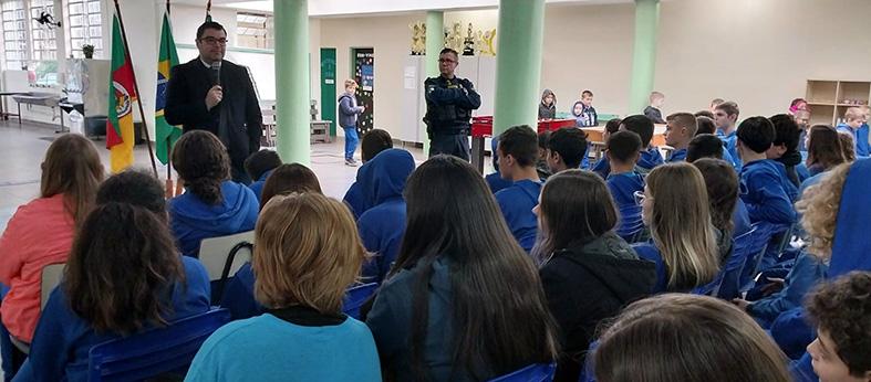 Bullying e Cyberbullying foram tema de palestra em escola municipal