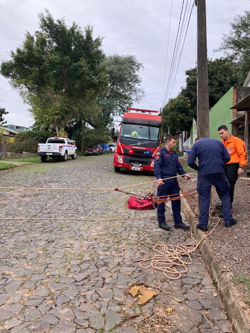 Corte de poste em risco de queda