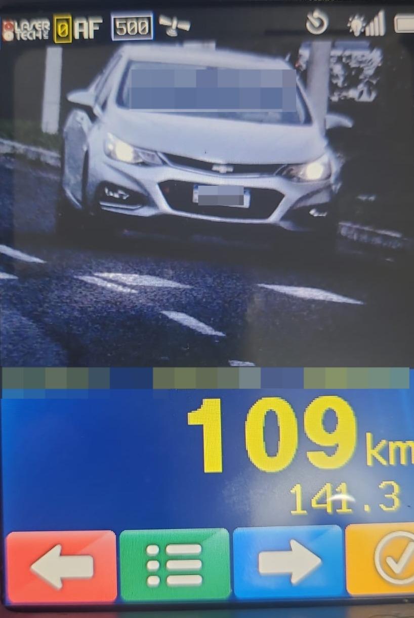 Veículo flagrado em velocidade excessiva