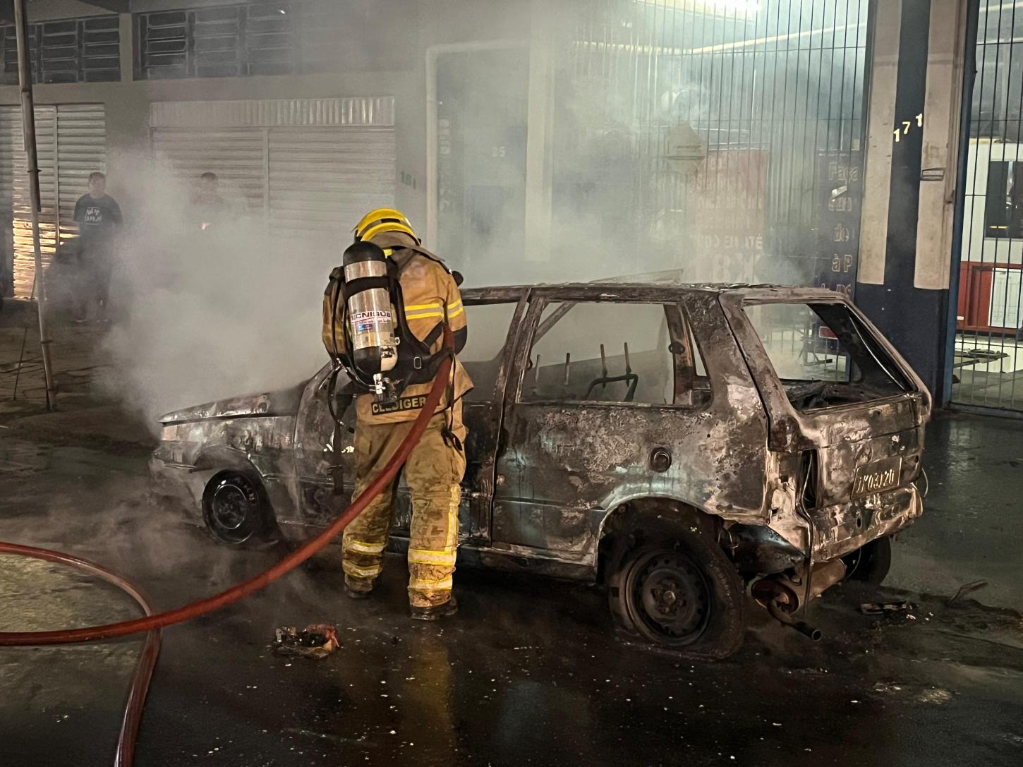 Veículo incendeia no bairro Rincão