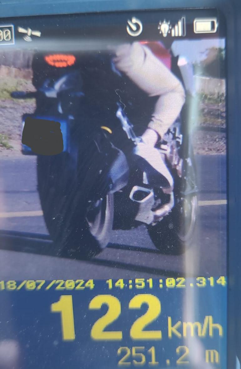 Guarda Municipal flagra motociclista trafegando a 122km/h