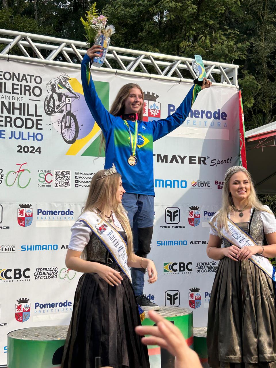 Larissa Luz é campeã na Junior e vice na geral feminina do Brasileiro de Downhill