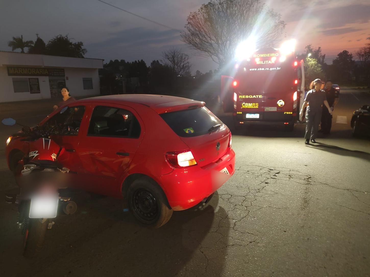 Acidente envolve carro e moto na rua Albino Koch