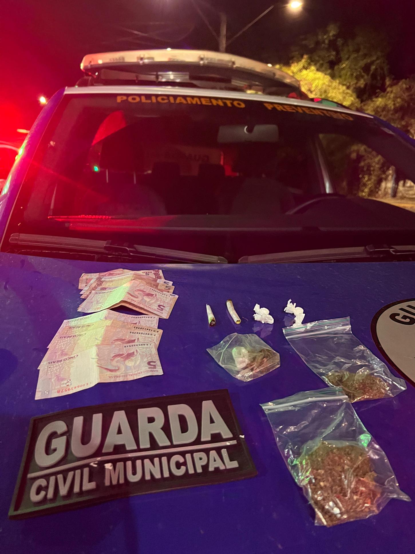 Apreensão de drogas, veículos e identificação de pessoas em operação da Guarda Municipal