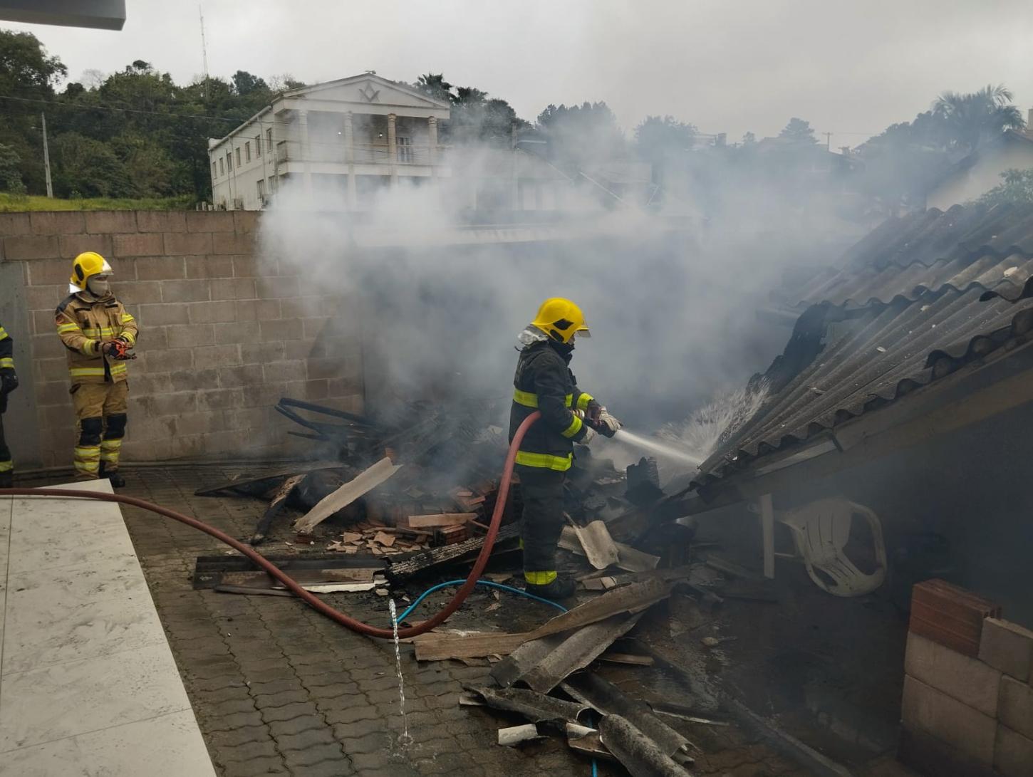 Bombeiros de Ivoti controlam incêndio em residência no União