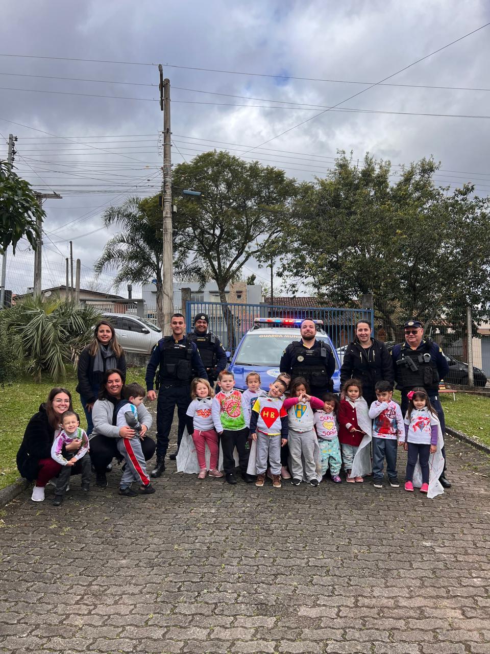 GM interage com crianças no projeto Pequenos Heróis do Veneza