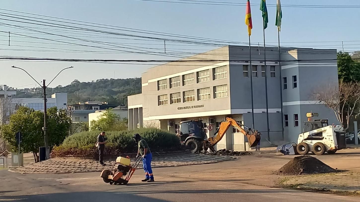 Reparos na avenida Brasil na rótula com a rua Presidente Lucena