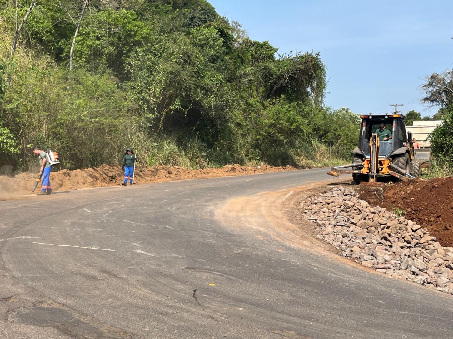 Seguem reparos no asfalto da avenida Presidente Lucena no bairro das Rosas