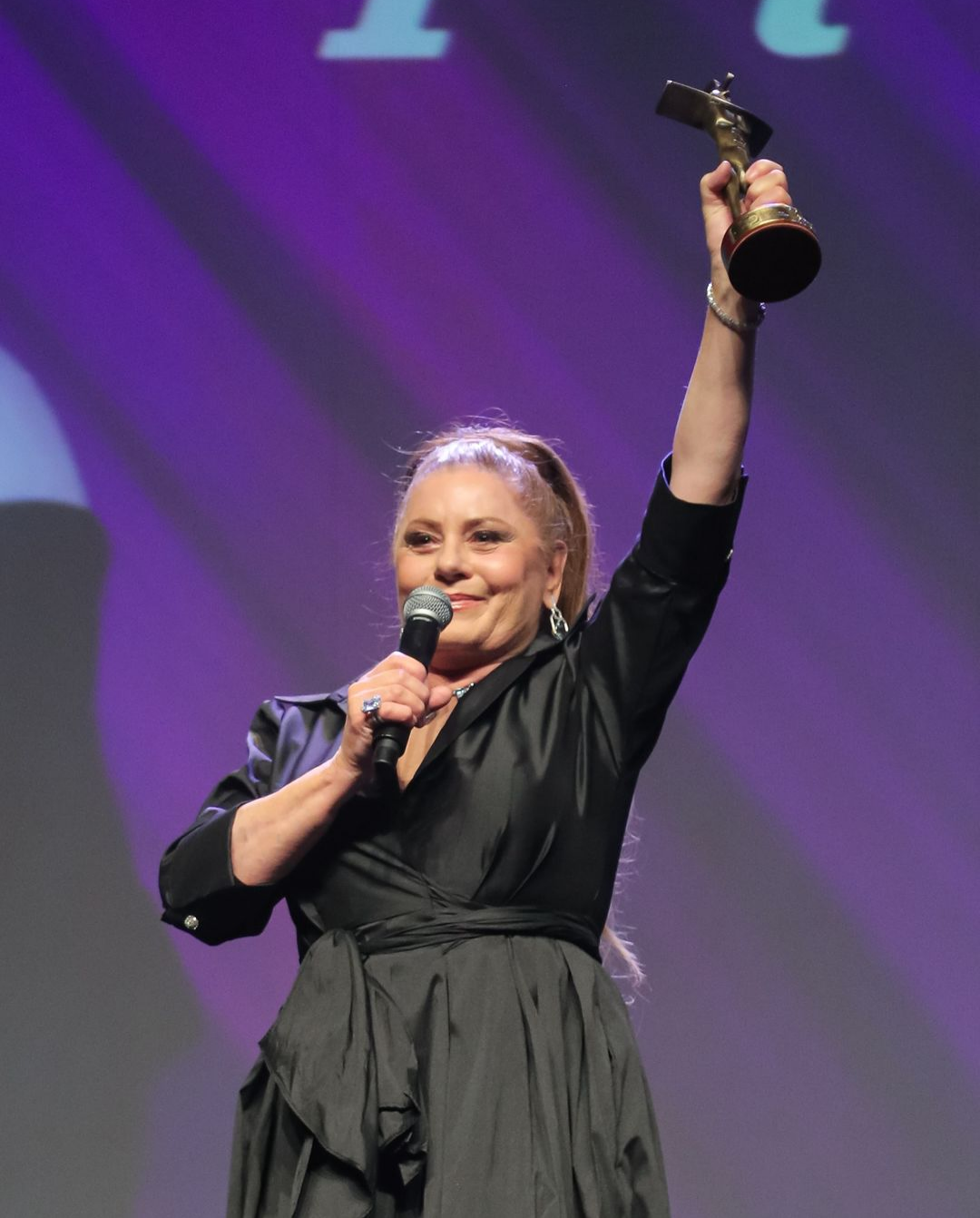Vera Fischer recebe Troféu Cidade de Gramado