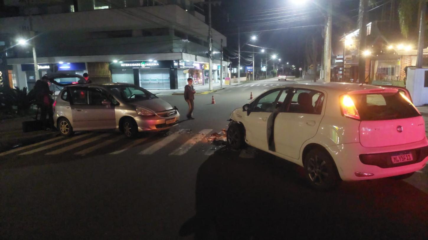 Dois veículos colidem no Centro