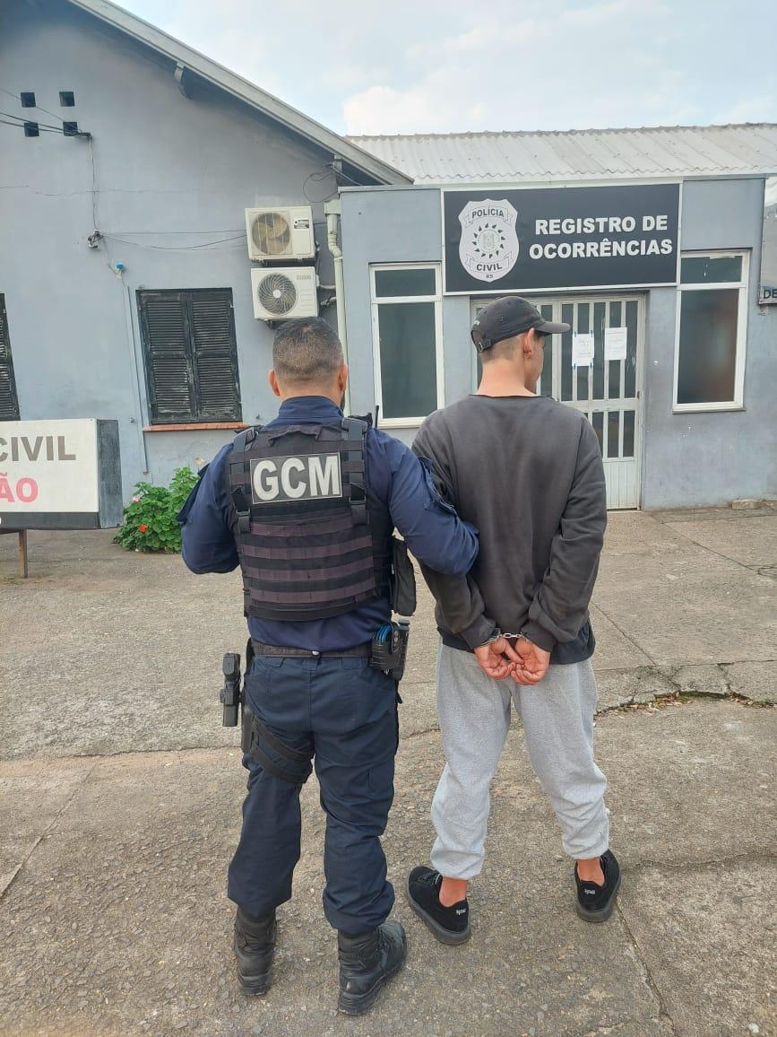 Filho invade casa da mãe e a agride em busca de dinheiro por dívida de drogas