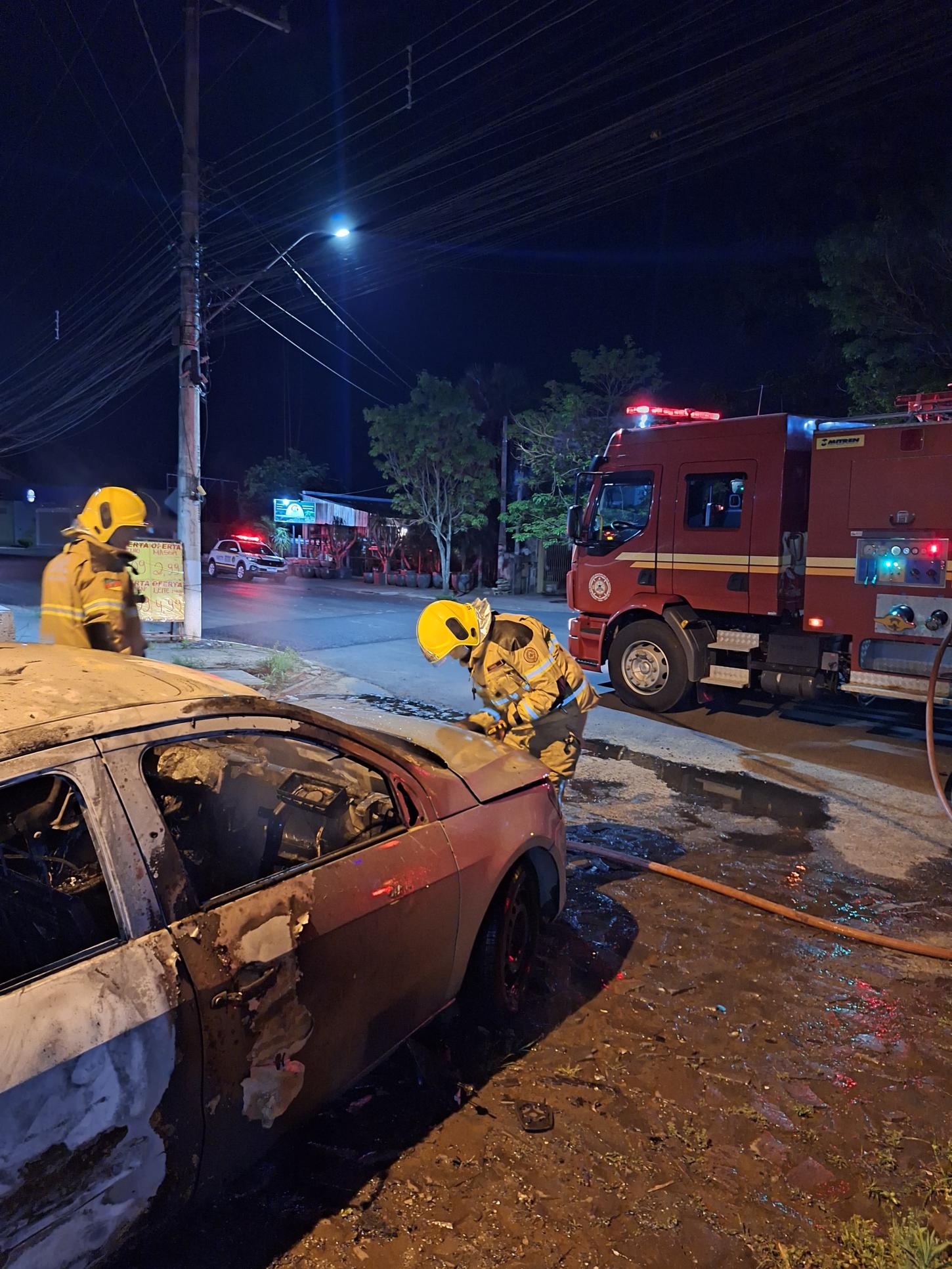 Carro é consumido pelo fogo na madrugada