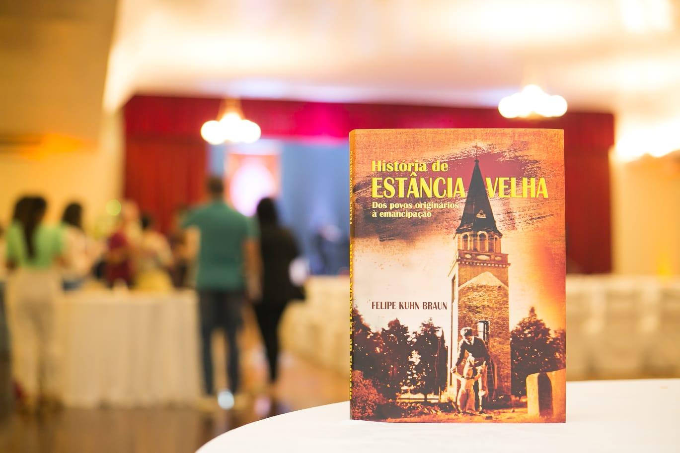 Escolas da cidade recebem visita do autor do livro sobre Estância Velha