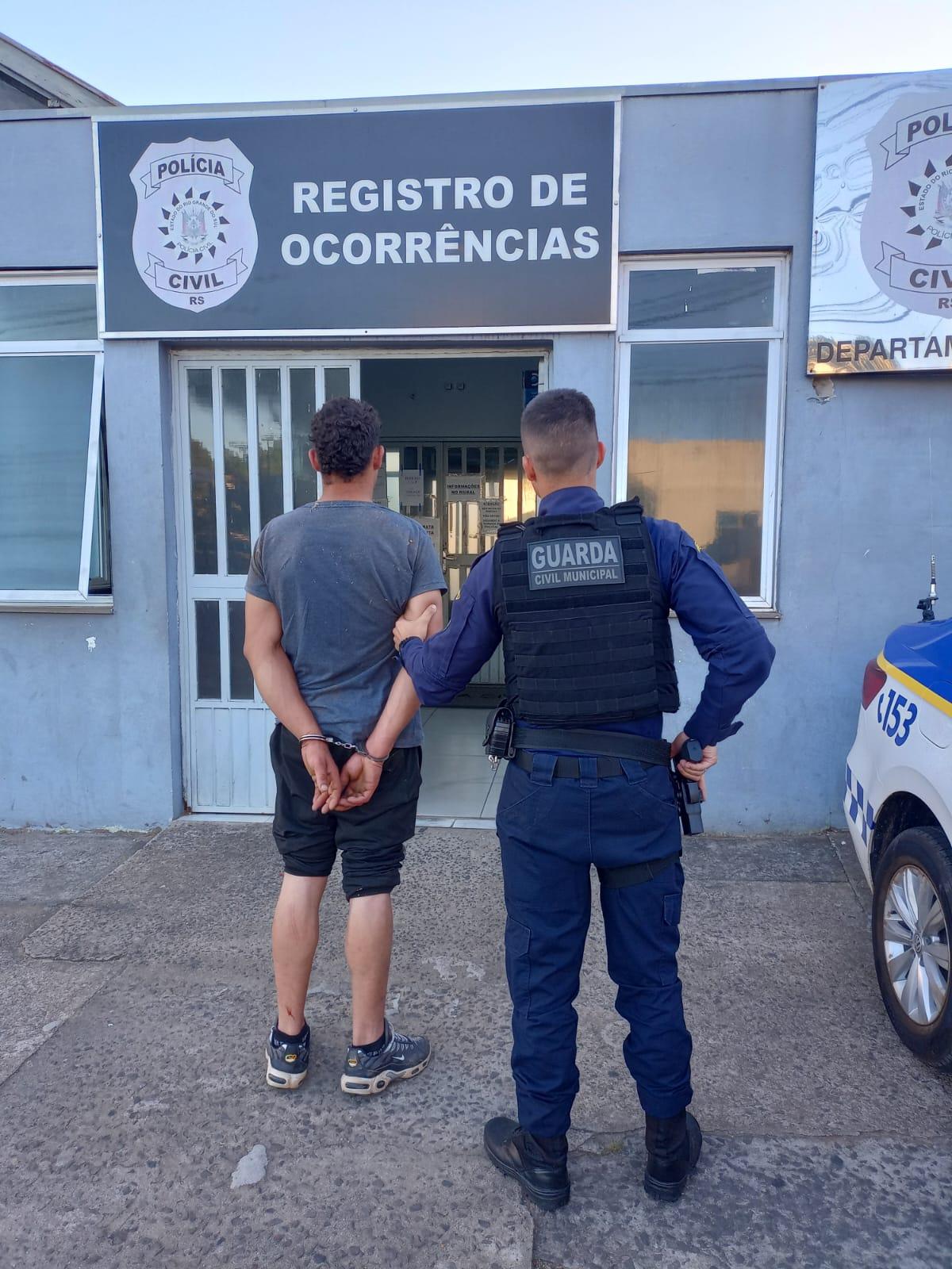 Escondido embaixo de cama, agressor de ex-esposa e preso pela GM