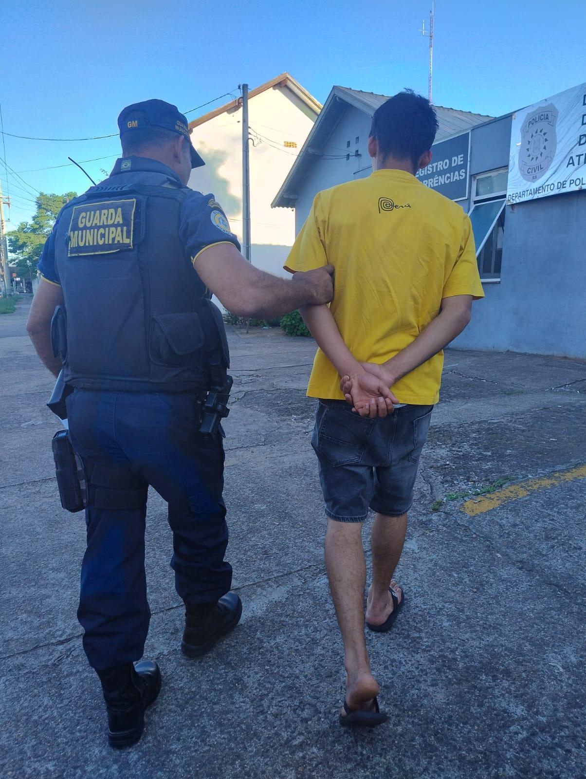 Guarda Municipal prende homem que agrediu mulher na rua