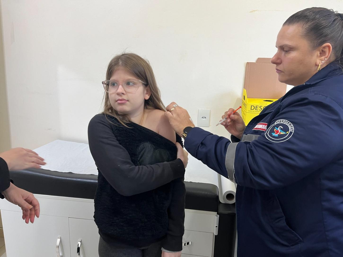 Segunda dose da vacina contra dengue está disponível para público de 10 a 14 anos