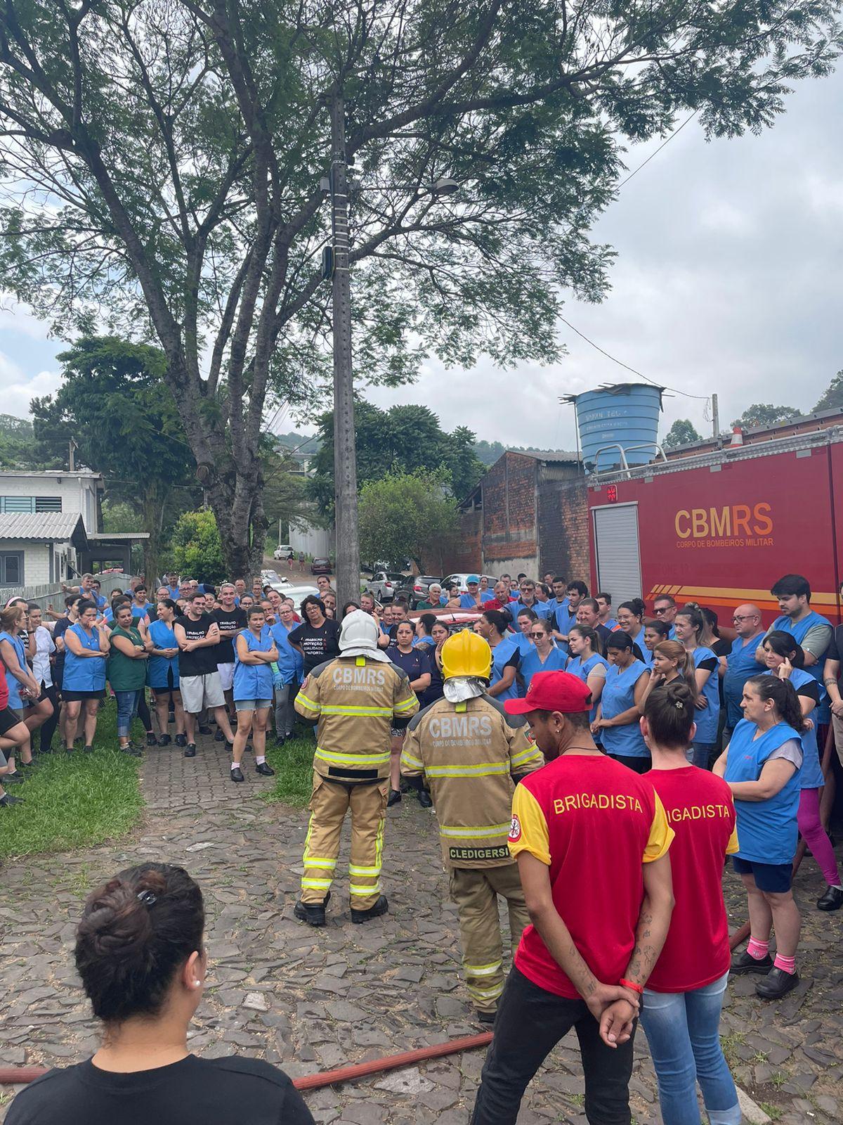 Bombeiros auxiliam em simulado de incêndio e evacuação de empresa