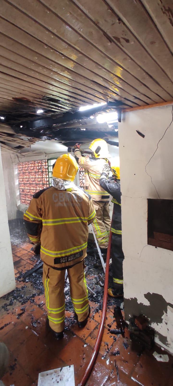 Bombeiros controlam incêndio em residência no União