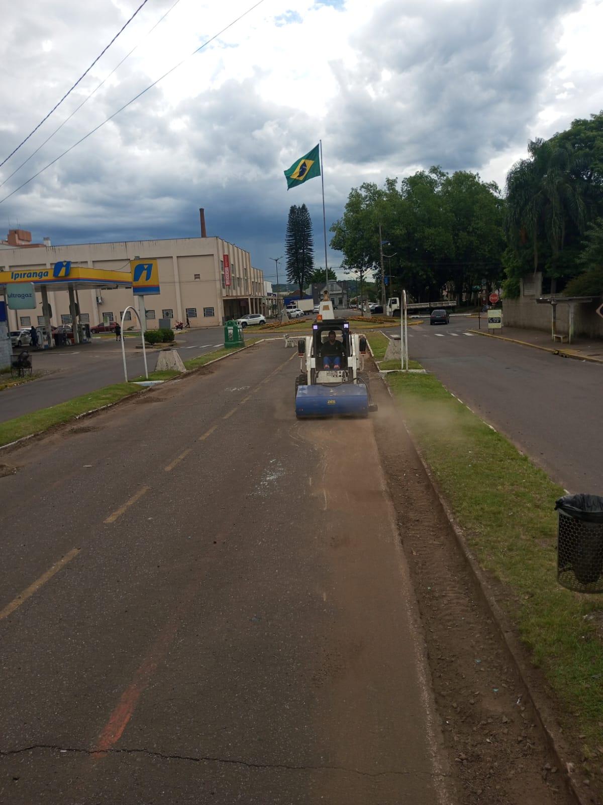 Limpeza e roçada mantém trânsito interrompido no Centro nesta terça