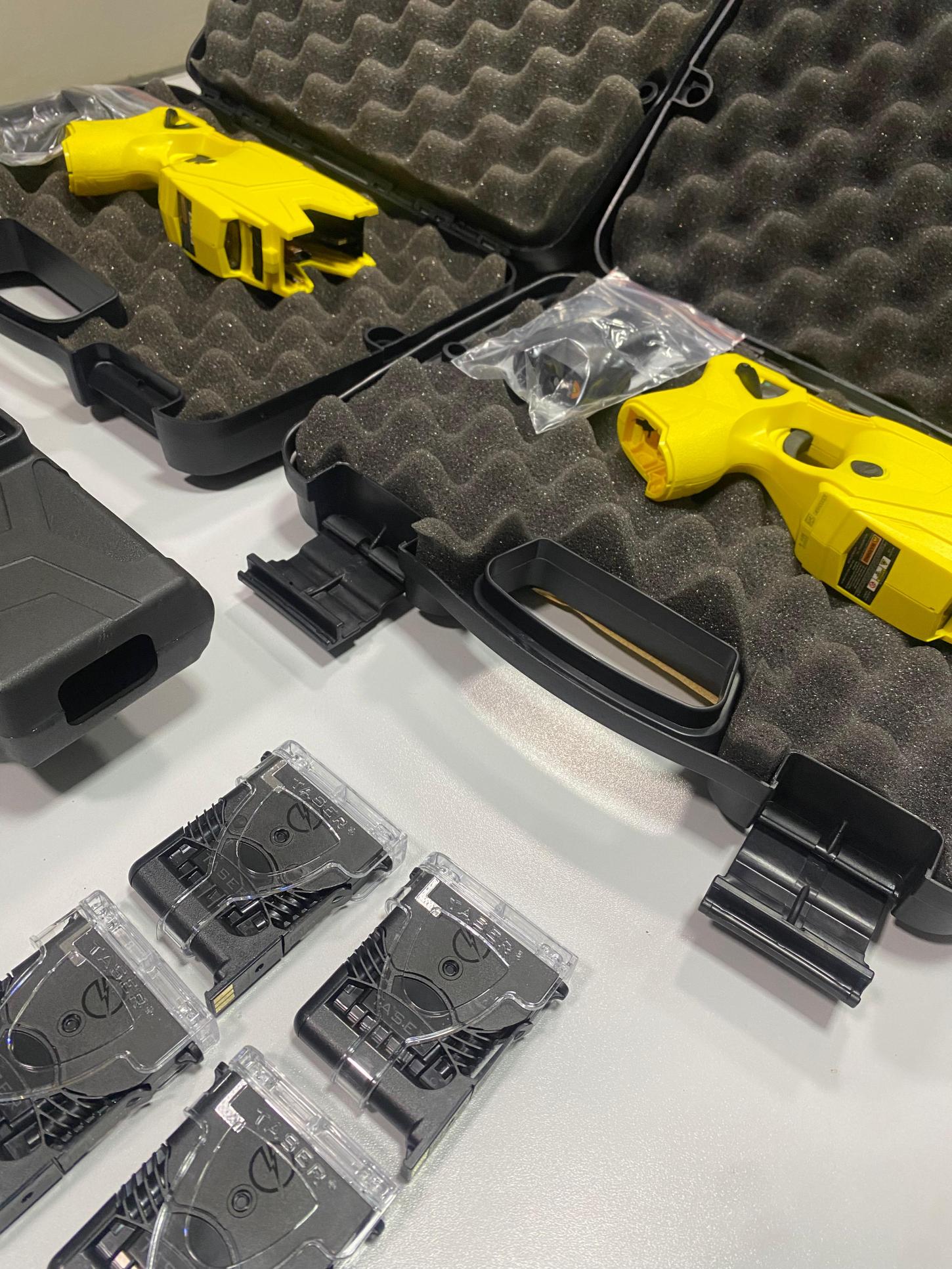 Para reforçar segurança a Brigada Militar de Estância Velha recebe armas de energia conduzida