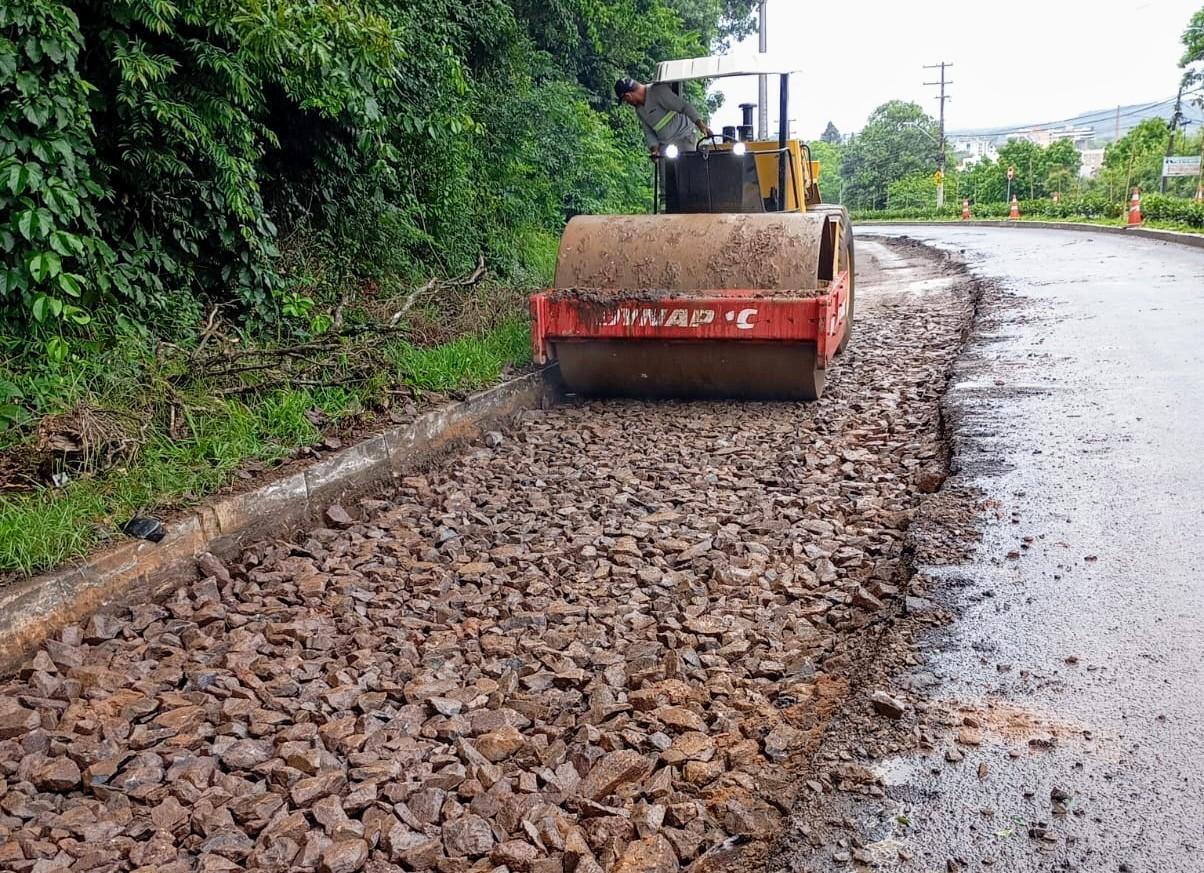 Trânsito interrompido na rótula do Hollywood por obras na avenida Presidente Vargas