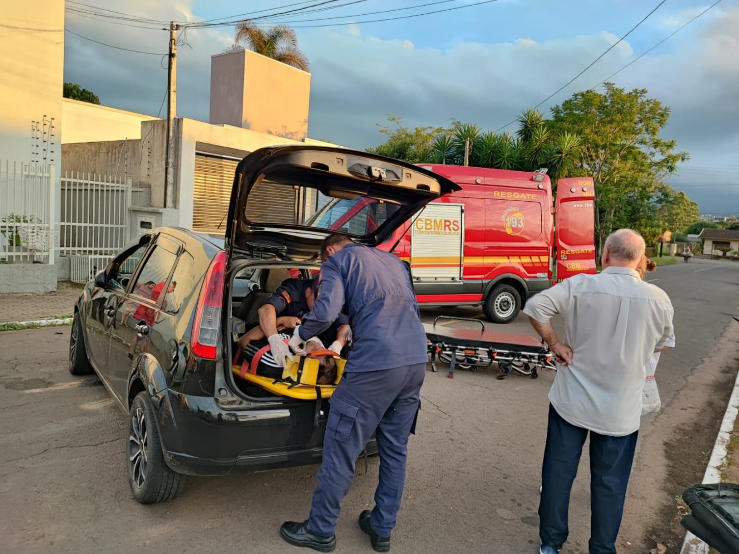 Acidente entre carros tem veículo tombado e vítima socorrida