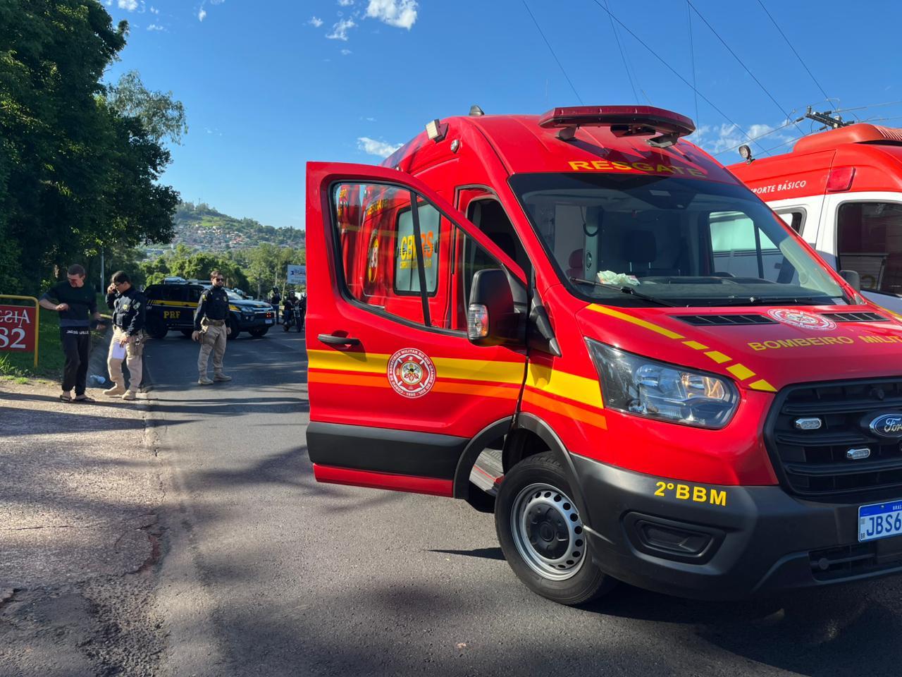 BMW atropela casal na BR 116, mulher em estado grave