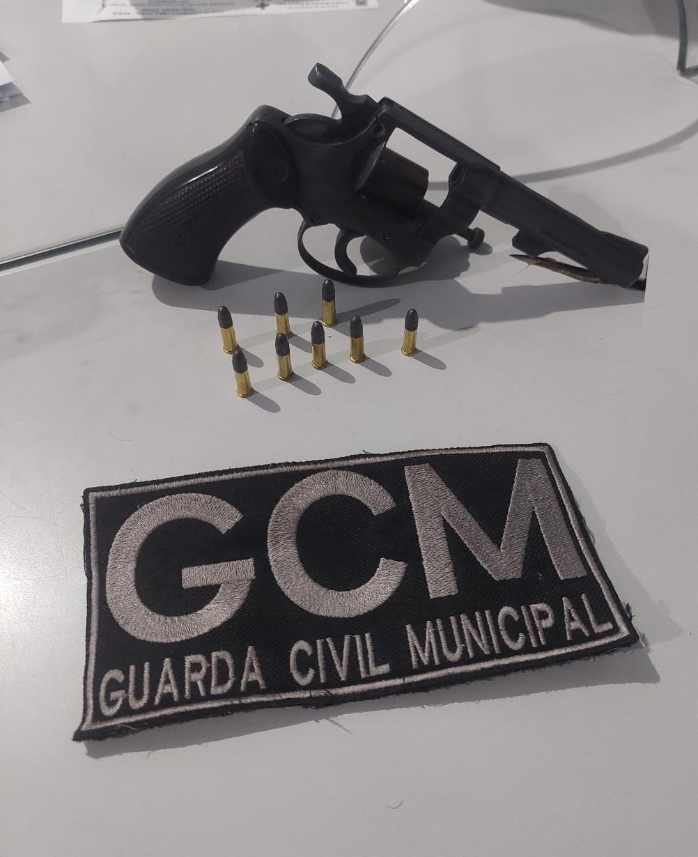 Casal é preso por porte ilegal de arma em lancheria