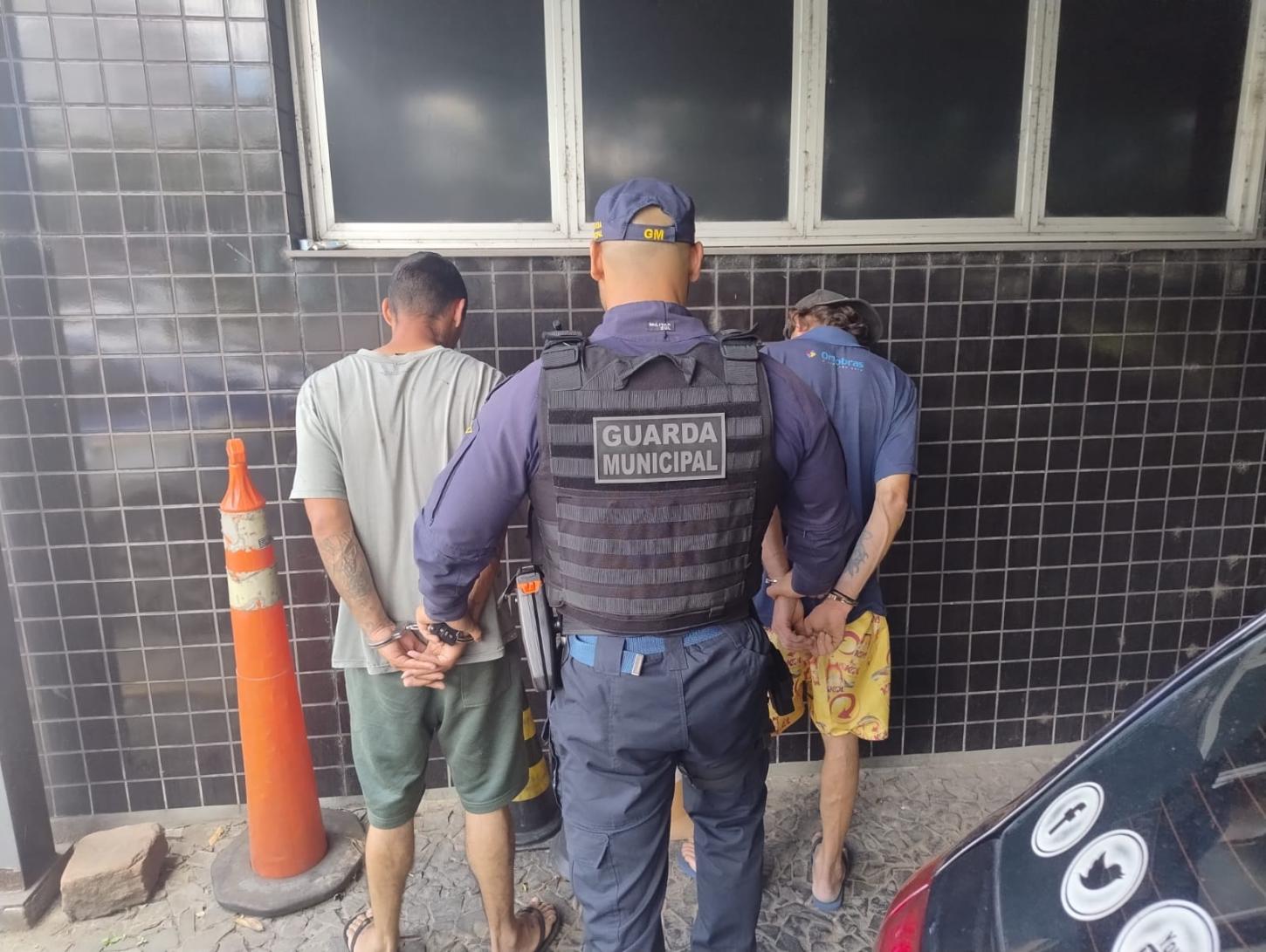 DOIS PRESOS PELA GCM POR FURTO QUALIFICADO NA SUB SECRETARIA DE OBRAS EM ESTANCIA VELHA
