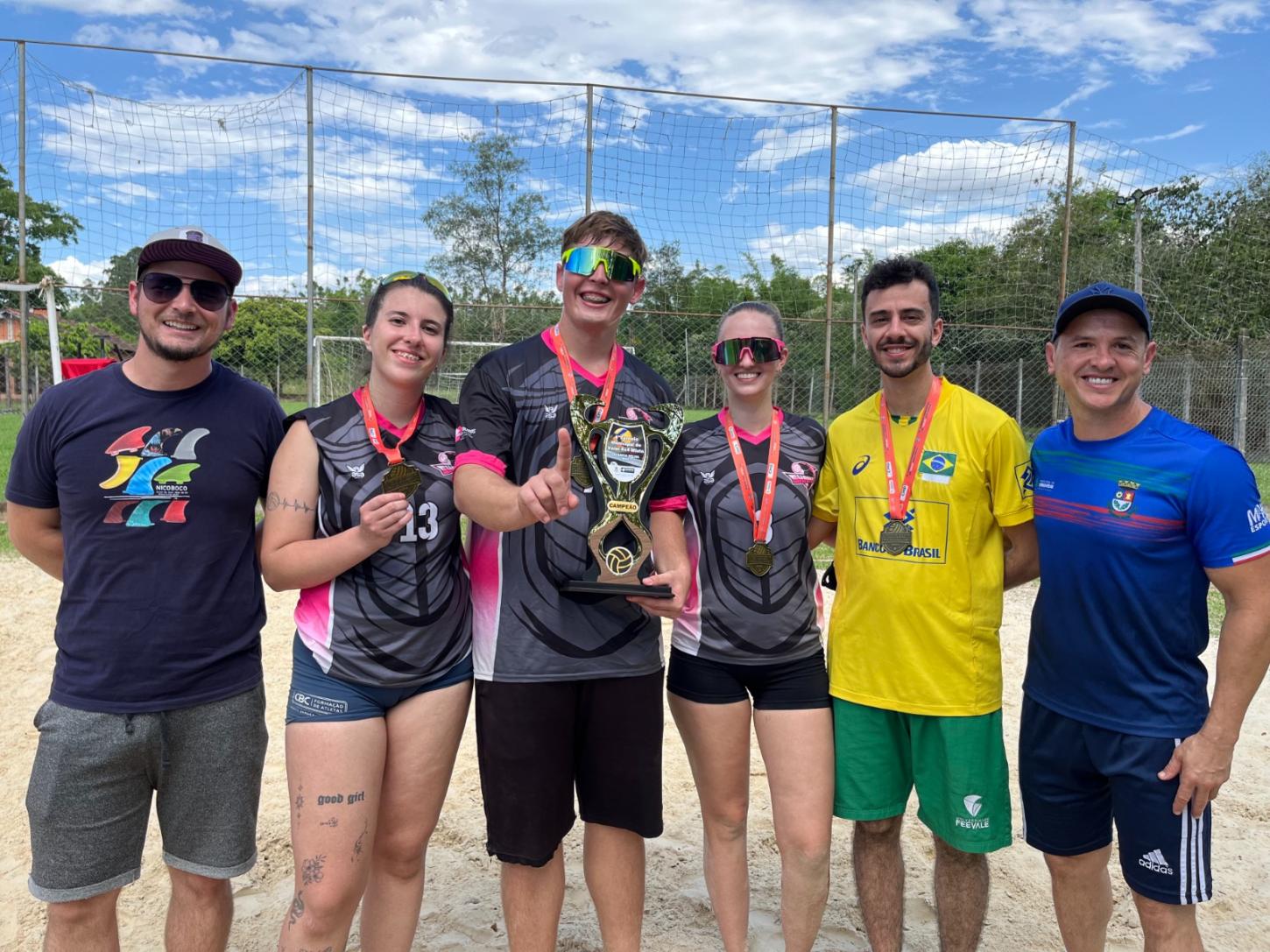 Equipe Renegados é campeã do Torneio de  Vôlei Misto 4x4