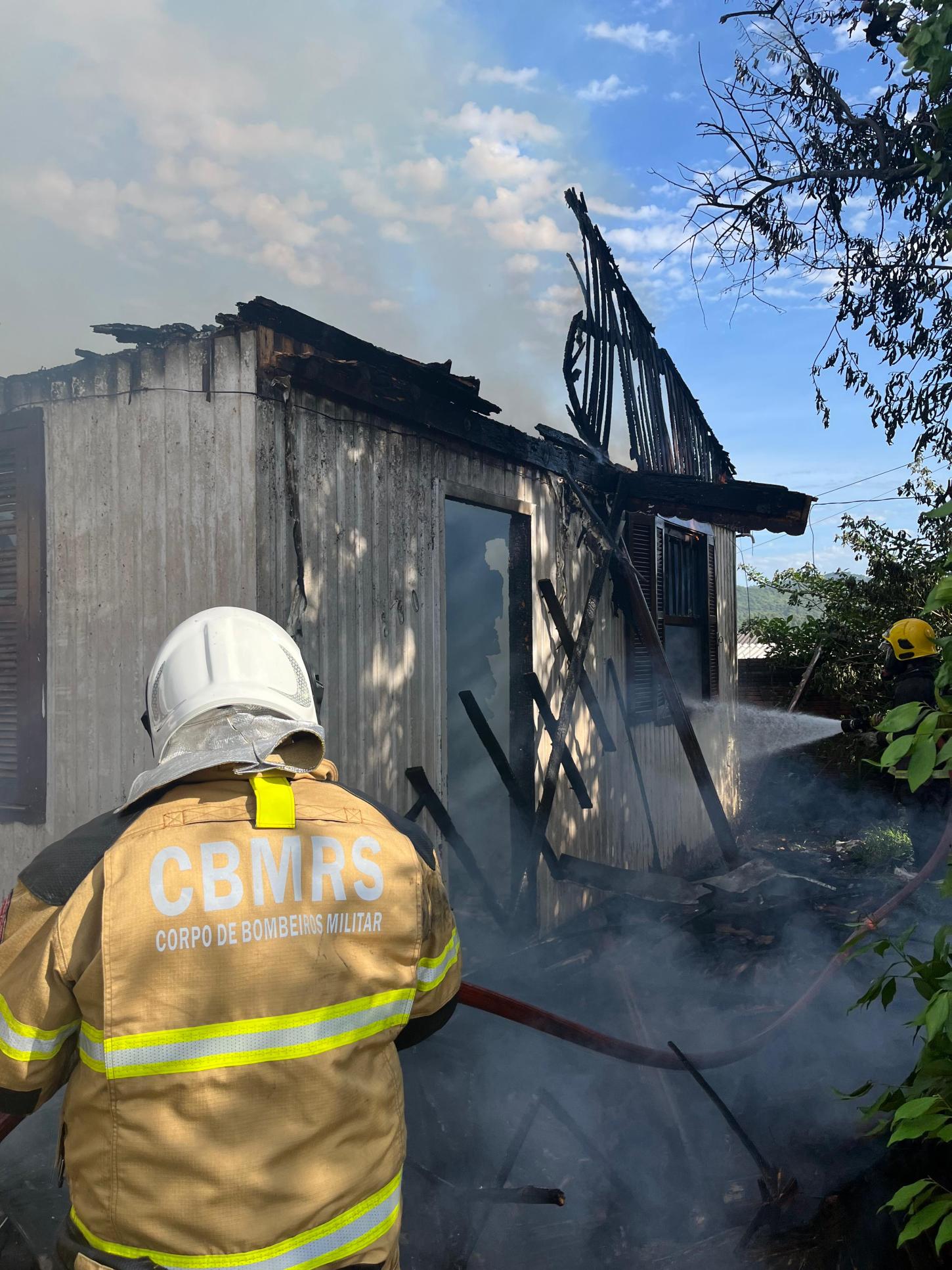 Incêndio em residência no bairro Bela Vista