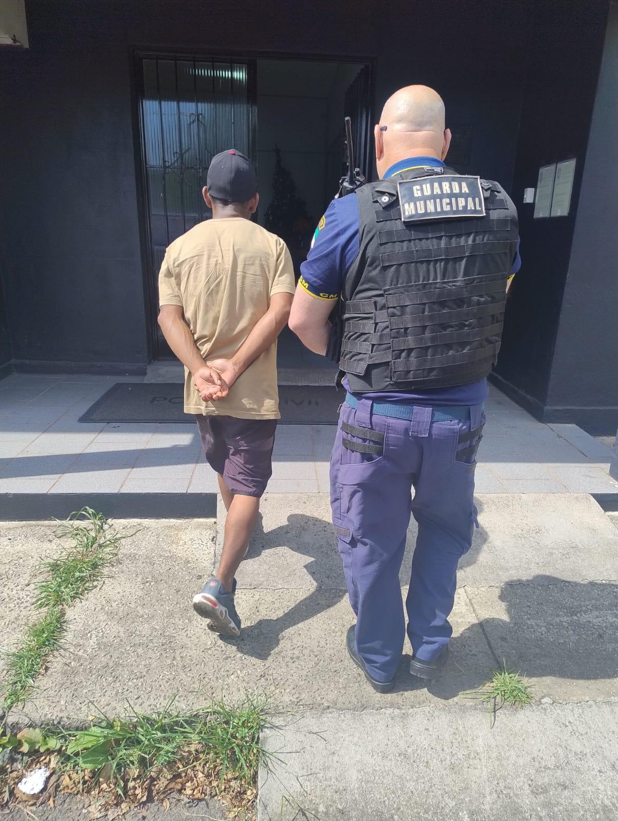 SUSPEITO É PRESO PELA GCM POR ATEAR FOGO EM RESIDENCIA*