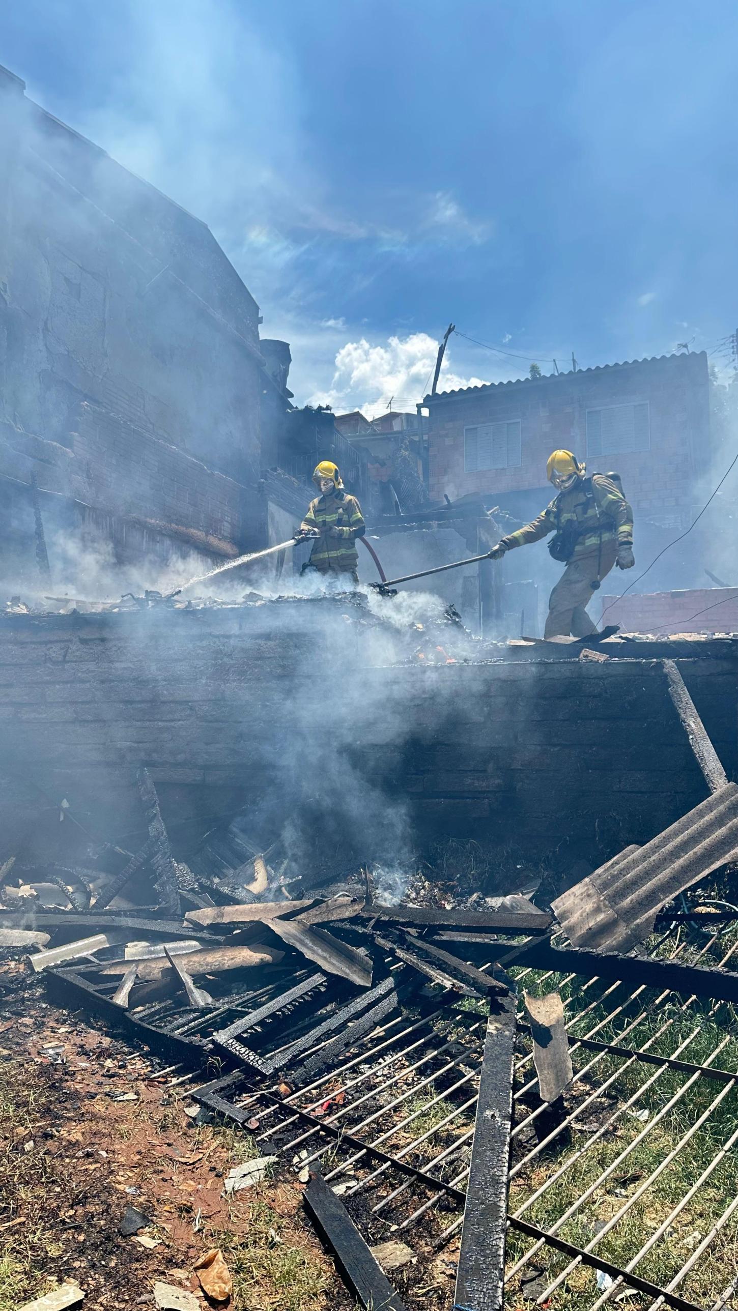 Casa pega fogo no bairro Rincão dos Ilhéus