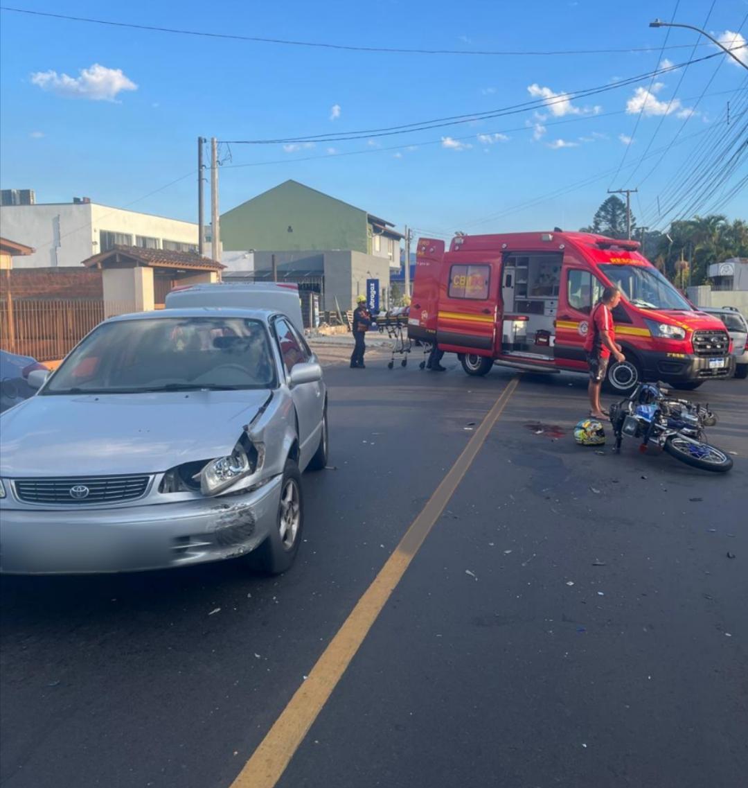 Motociclista fica ferido após acidente entre carro e moto na rua Portão