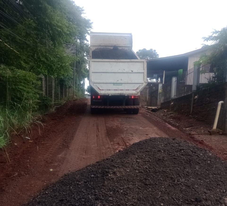 Vila Perimetral recebe manutenção de vias para trafegabilidade
