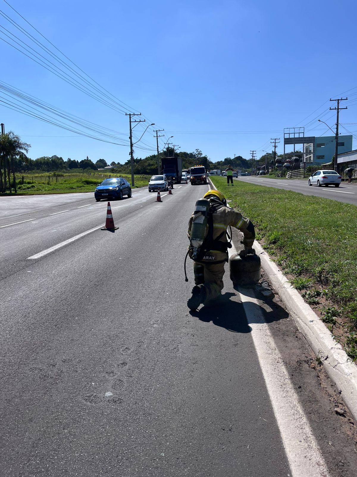 Bombeiros de Estância Velha recolhem botijão vazando gás na RS240
