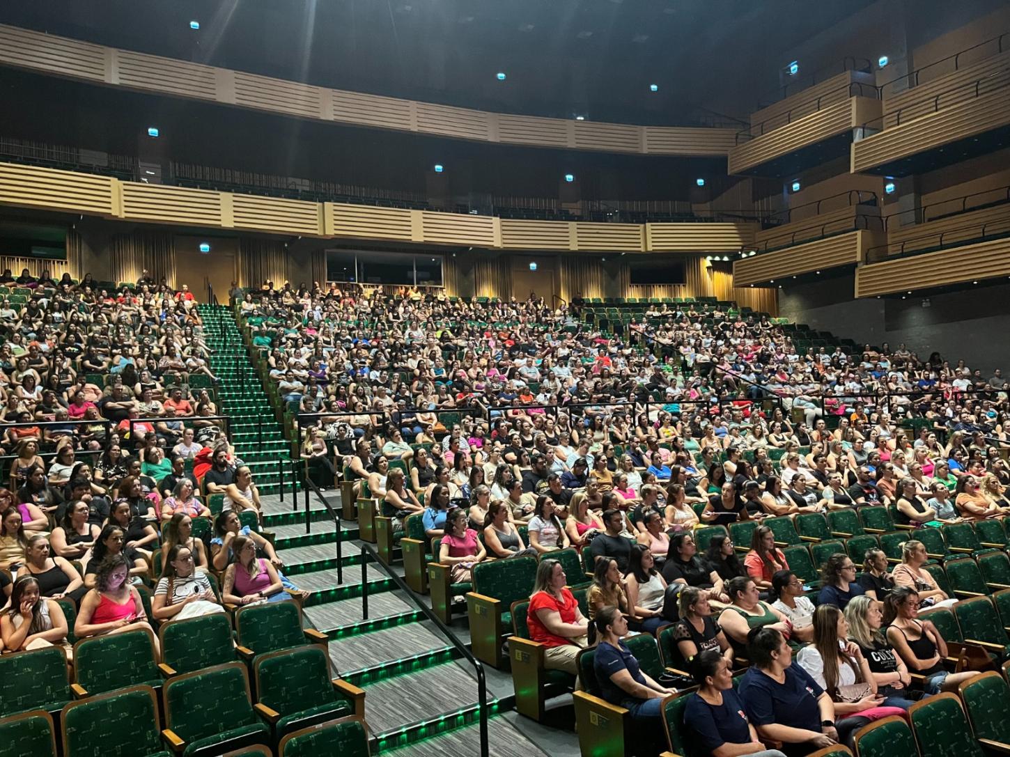 Município recepciona cerca de 1,1 profissionais da educação em evento no Teatro Feevale