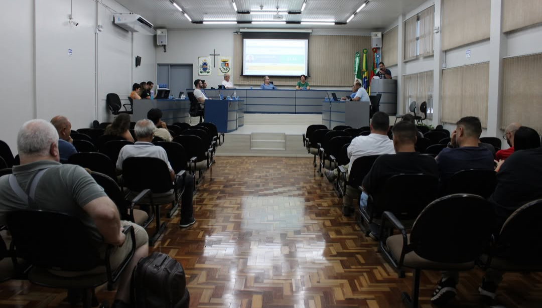 Vereadores aprovam projetos e apresentam indicações