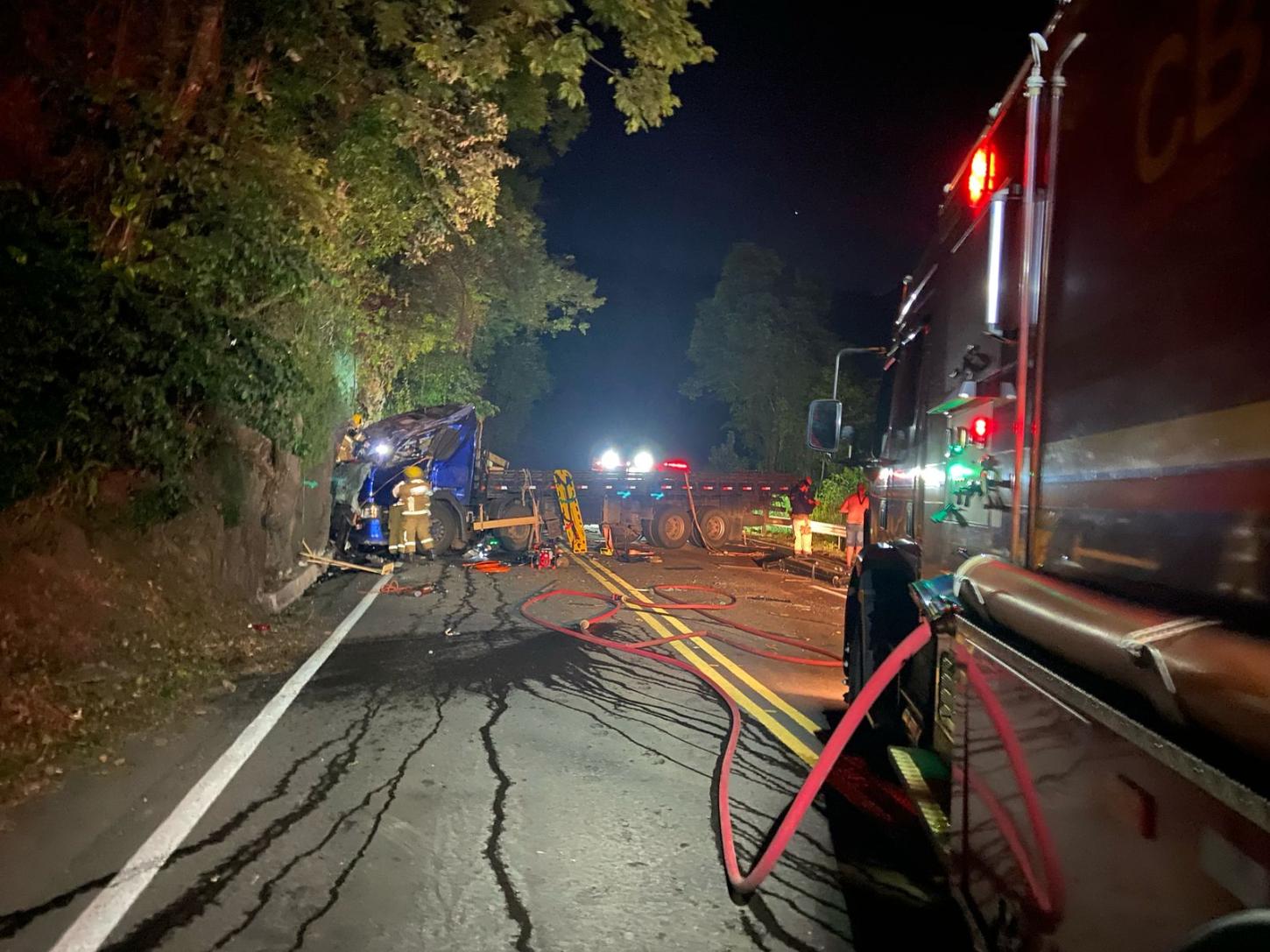 Caminhão colide em paredão de pedra na BR116