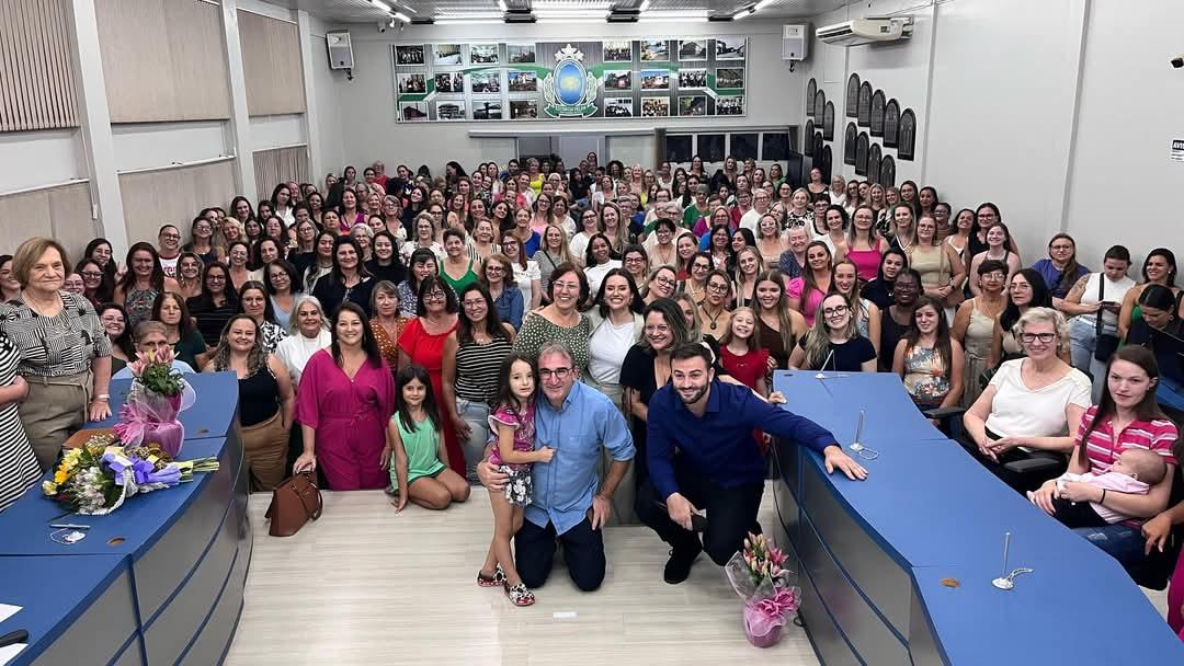Evento da Procuradoria Especial da Mulher lota plenário em noite de homenagem