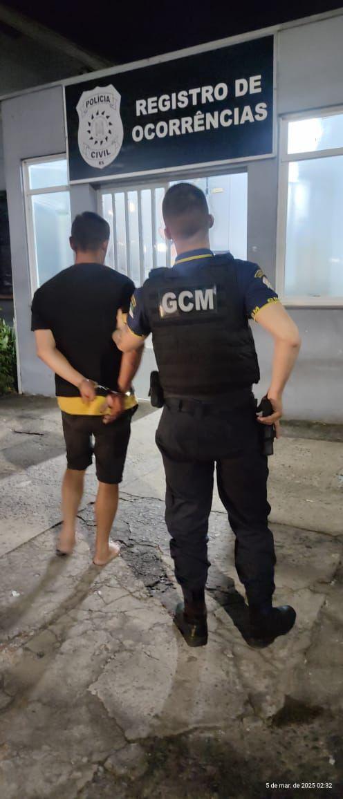 HOMEM AGRIDE COMPANHEIRA, DANIFICA VEÍCULOS DE CHAPEAÇÃO E É PRESO PELA GCM