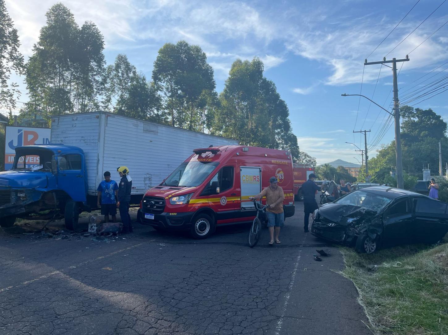 Veículo colide de frente com caminhão na rua Presidente Lucena