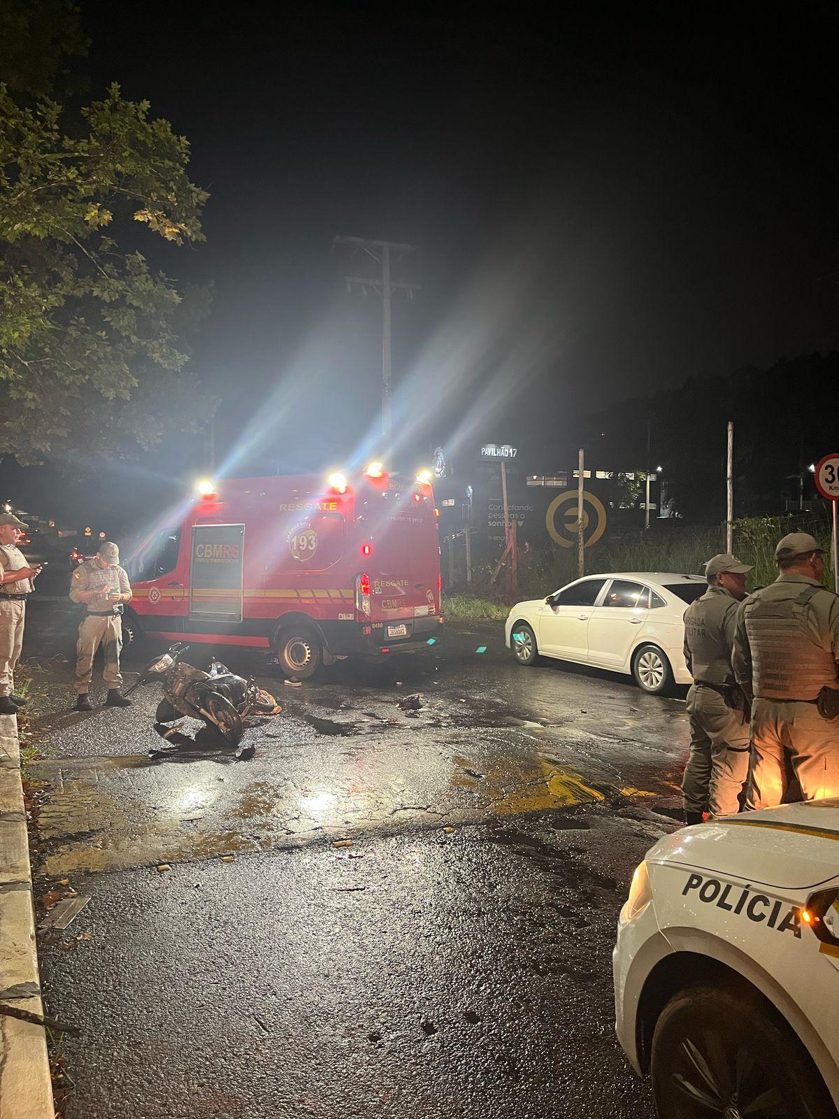 Acidente entre carro e moto deixa vítima desacordada