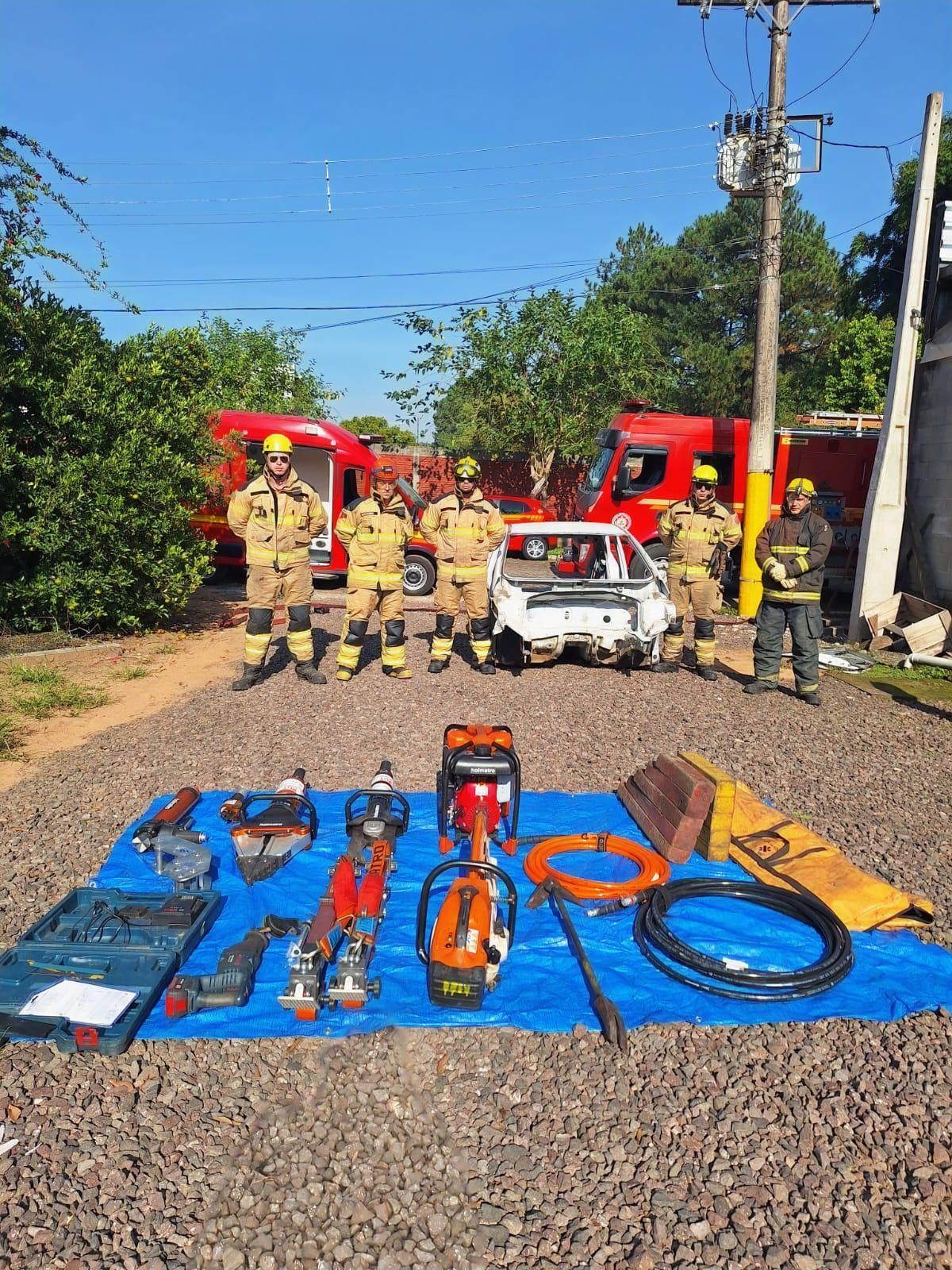 Bombeiros realizam instrução de desencarceramento veicular