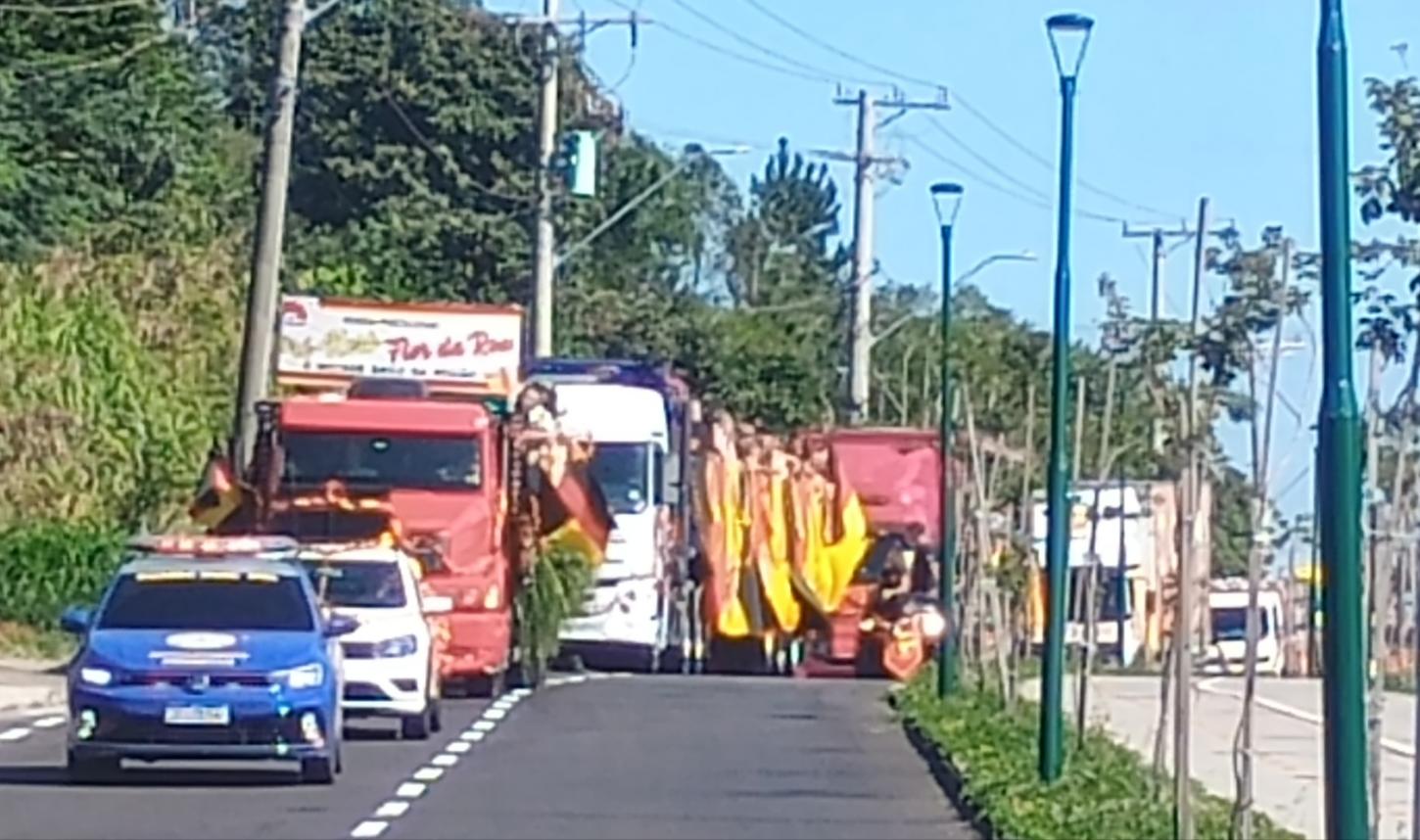 Desfile de Festwagen dá largada oficial ao 42° Festival de Kerb