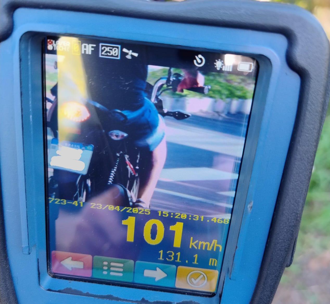 MOTOCICLETA É FLAGRADA A 101 KM/H NA AVENIDA PRESIDENTE VARGAS