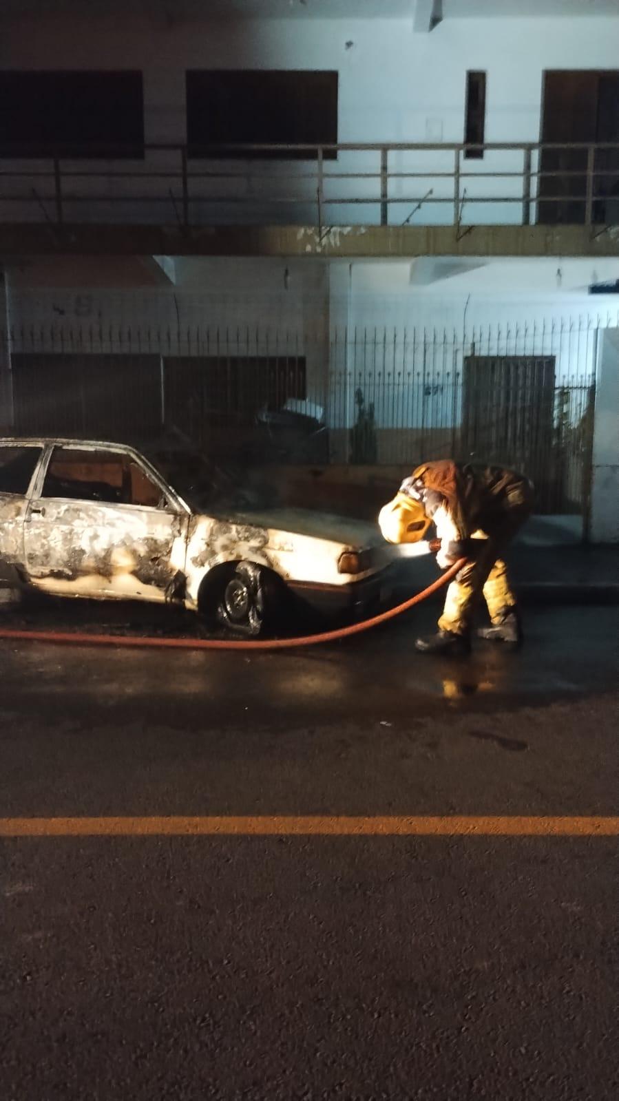 Veículo pega fogo na rua São Cristóvão